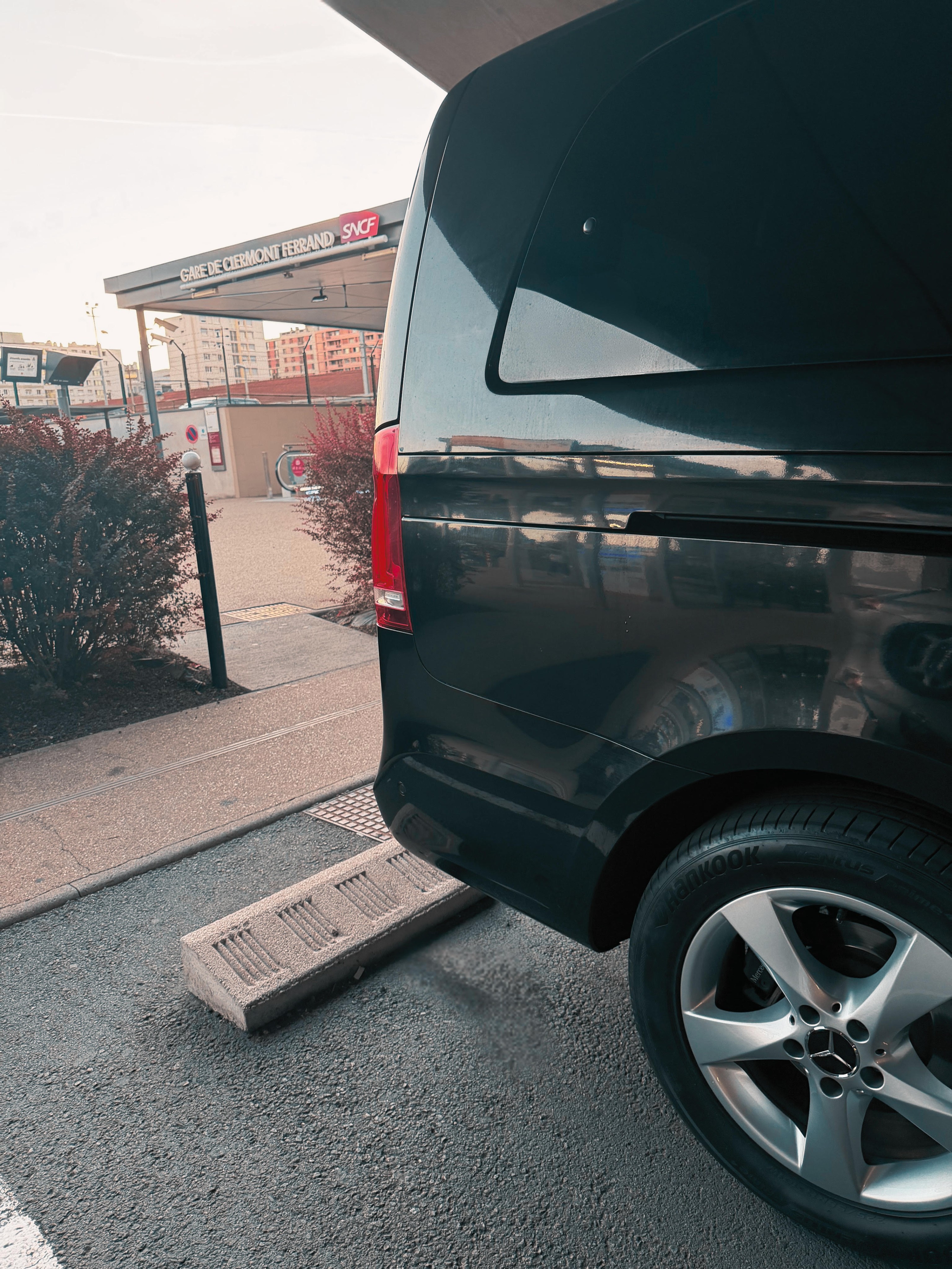 Van Mercedes Classe V devant la gare de Clermont-Ferrand
